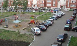 Детская площадка и парковка во дворе